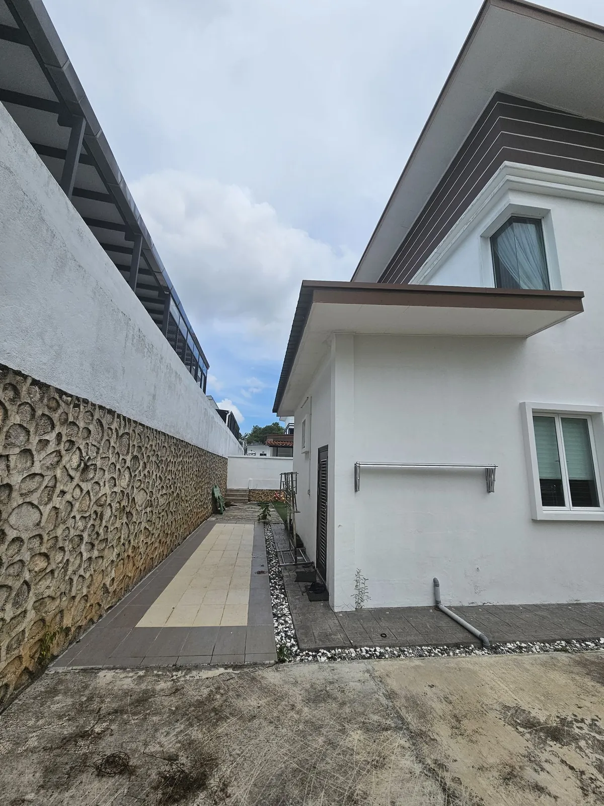 Belia Antarabangsa 动工前的侧边走道，旁边是石砌挡土墙