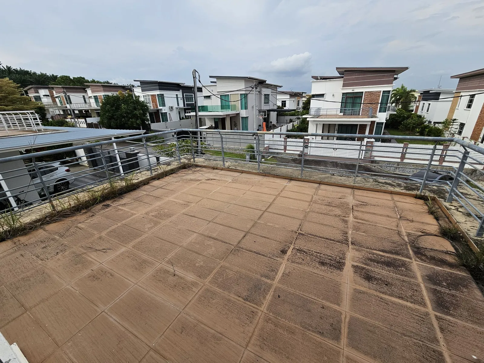 Paya Rumput Perdana 施工前的楼上露台，地砖有污渍