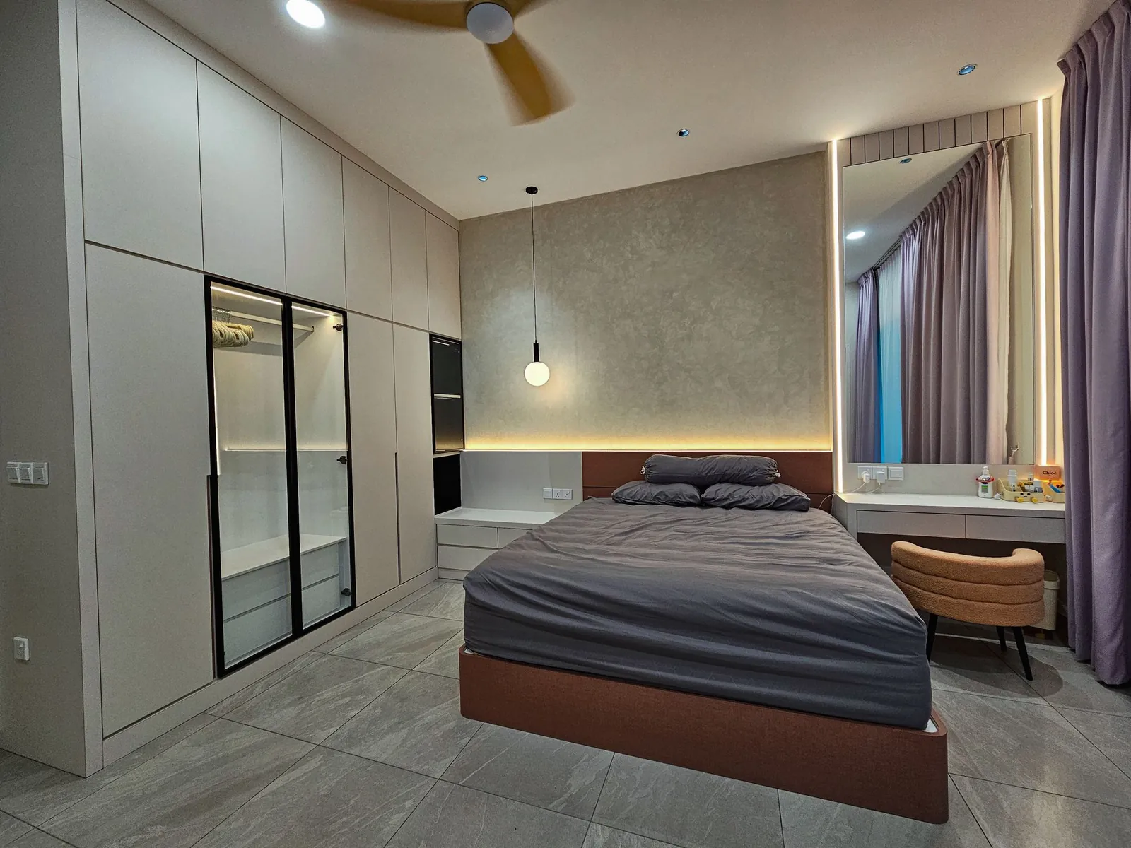Molek Residence 主人房：白色衣橱墙、玻璃门和化妆台